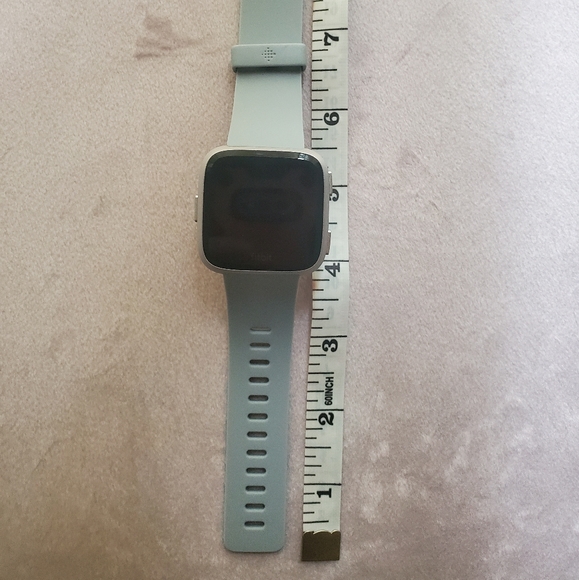 Fitbit Versa - Picture 2 of 3